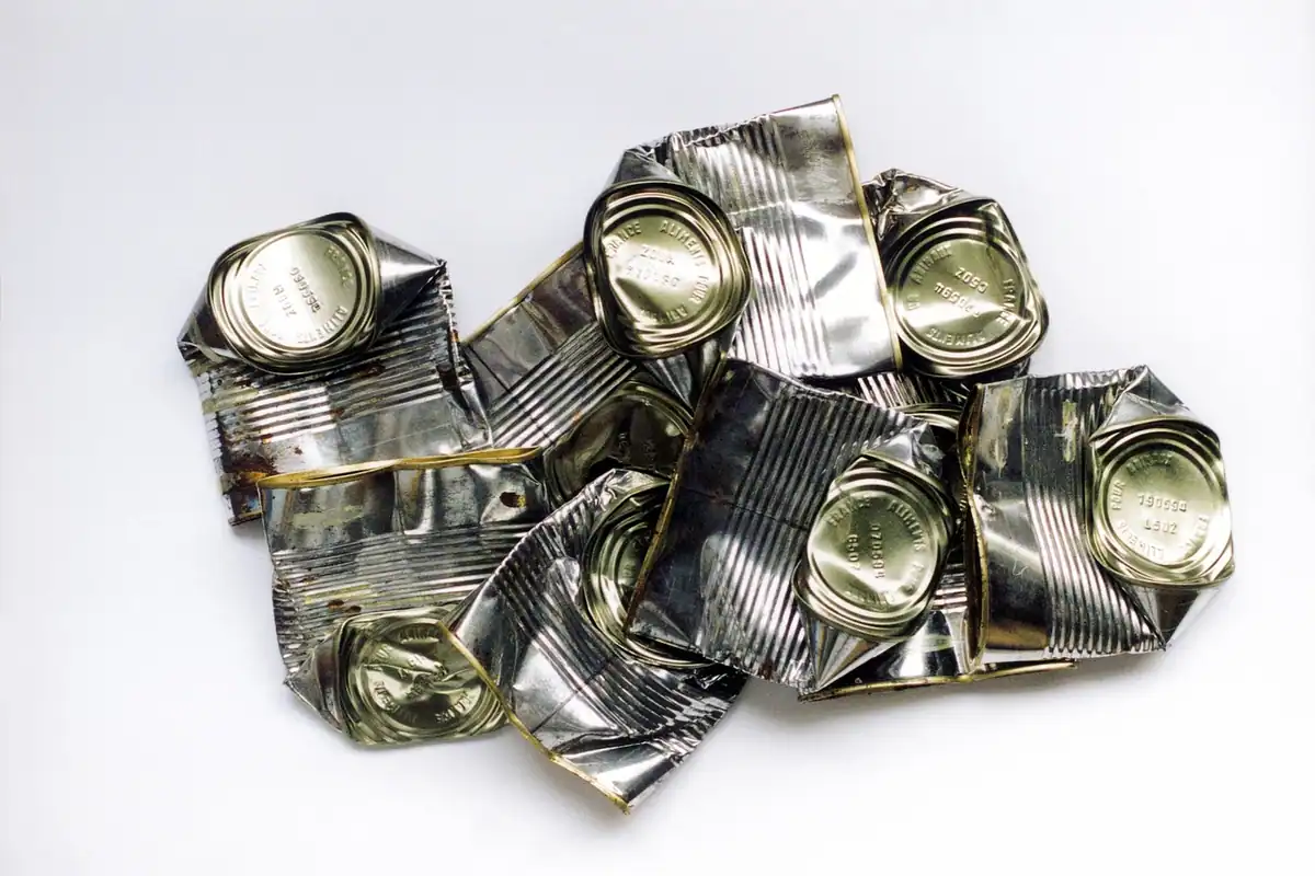 Grămadă de doze de aluminiu strivite, adunate și pregătite pentru reciclare