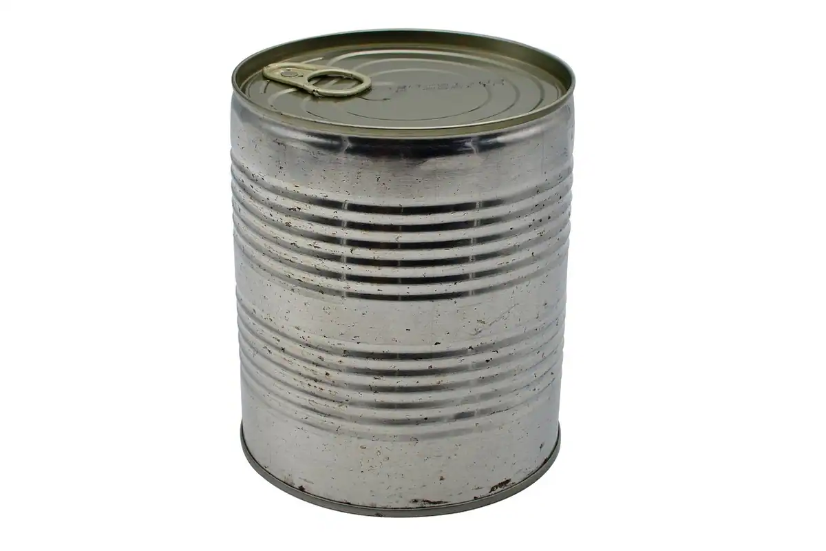 Conserve metalice din oțel sortate cu ajutorul unui magnet, separate de aluminiu la reciclare