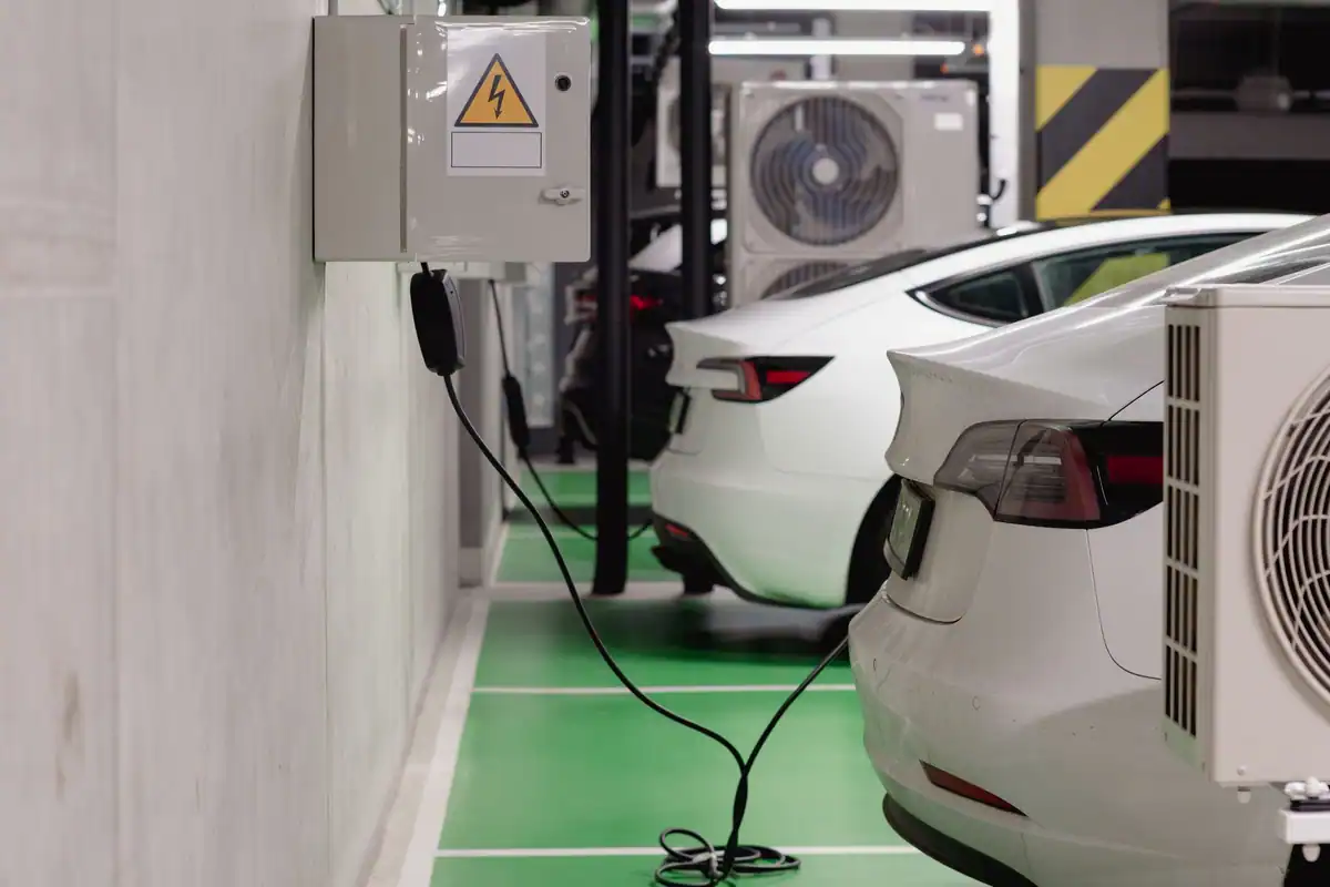 Mașini electrice conectate la stații de încărcare într-o parcare subterană modernă