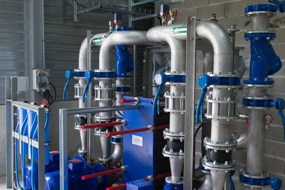 Rezervor de filtrare a apei și conducte într-un subsol, instalație pentru tratarea apei cu fier