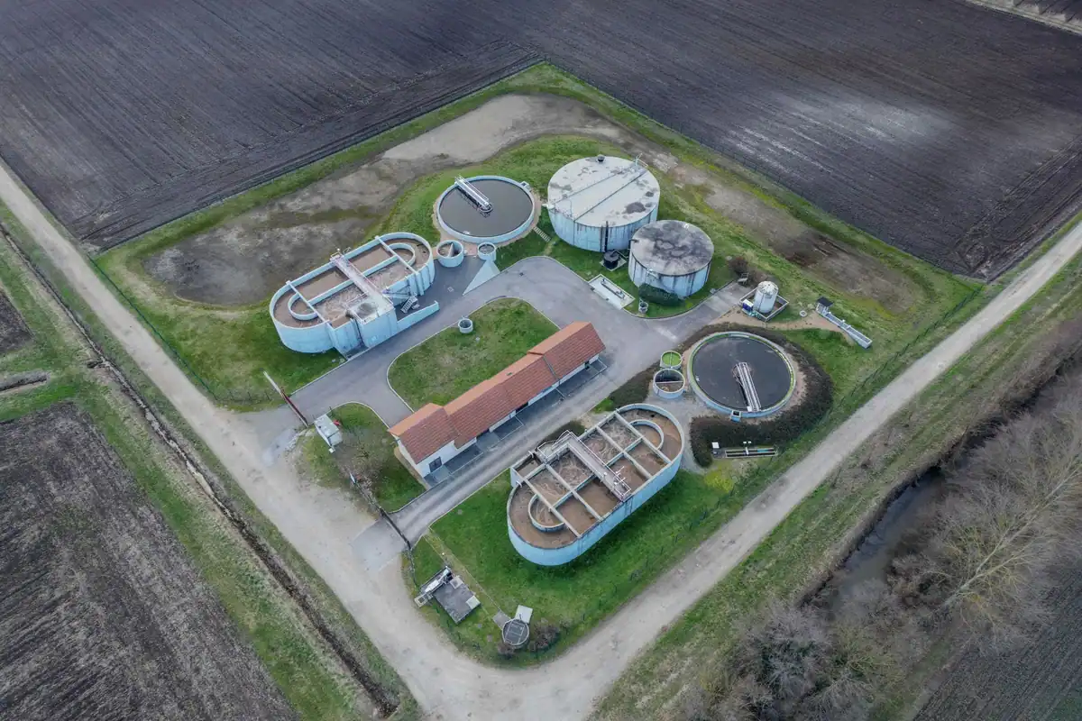 Vedere aeriană a unei stații de epurare cu bazine rotunde de tratare a apelor uzate