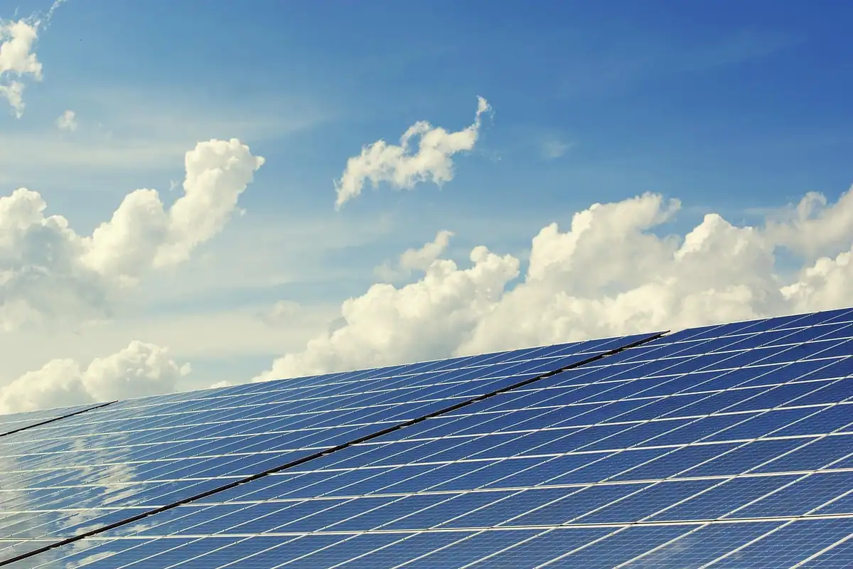 Panouri fotovoltaice sub cer albastru cu nori, sursa energiei stocate în baterii