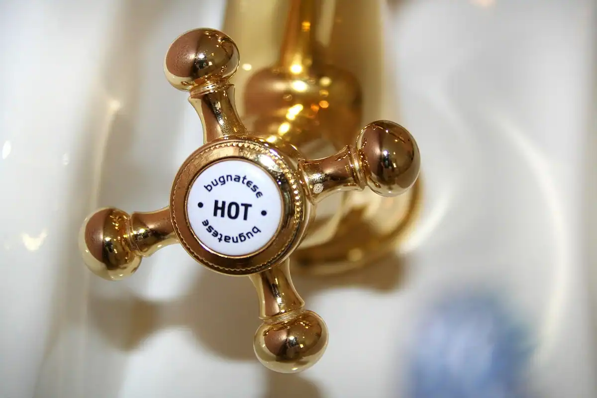 Apă caldă și abur la robinetul unei chiuvete, consumul unui boiler electric