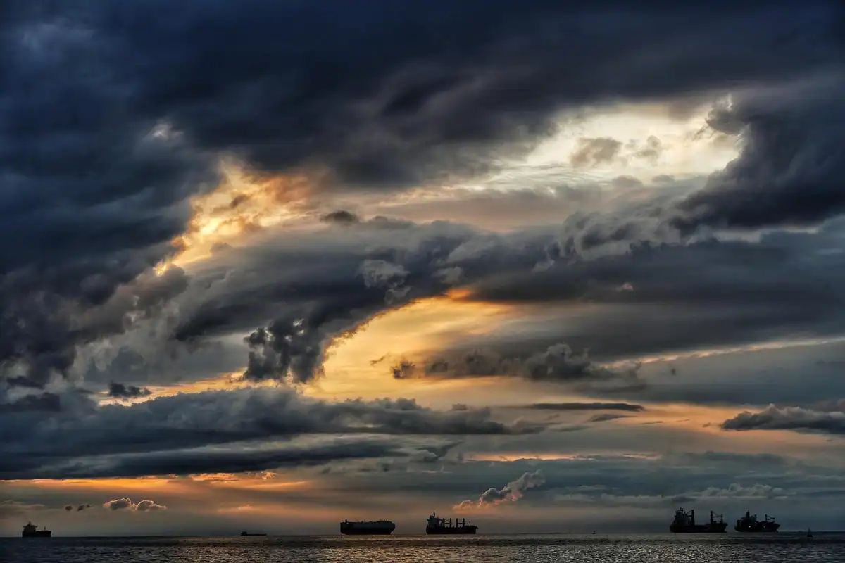 Nori de furtună întunecați deasupra mării, fenomene meteo amplificate de încălzirea globală