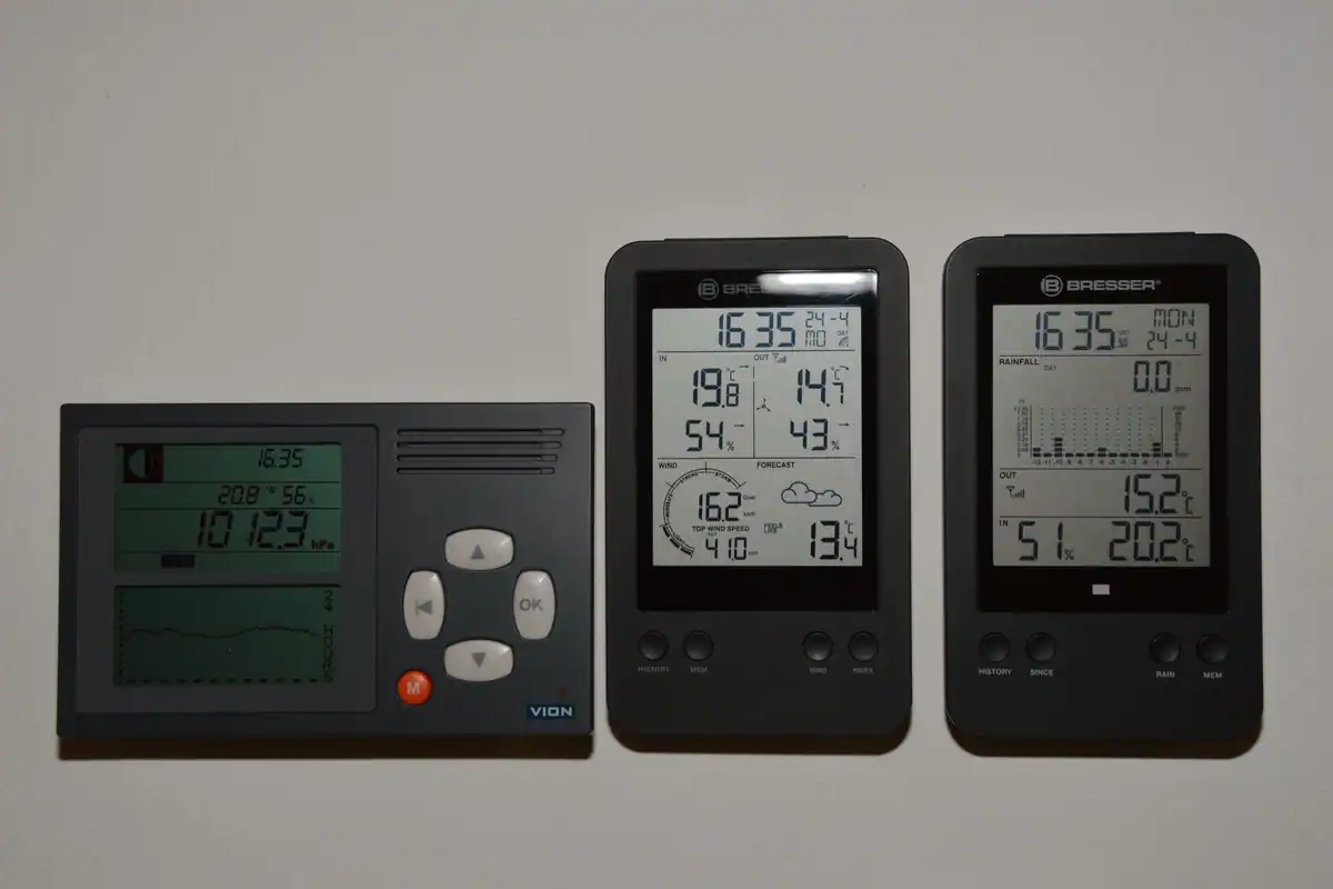 Ecrane digitale pe un perete care afișează temperatura și presiunea atmosferică