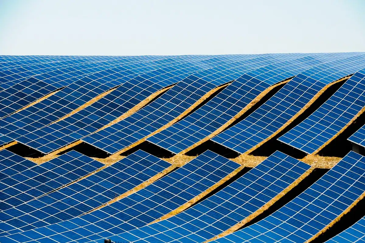 Șir de panouri fotovoltaice mai vechi într-un câmp, degradarea panourilor în timp
