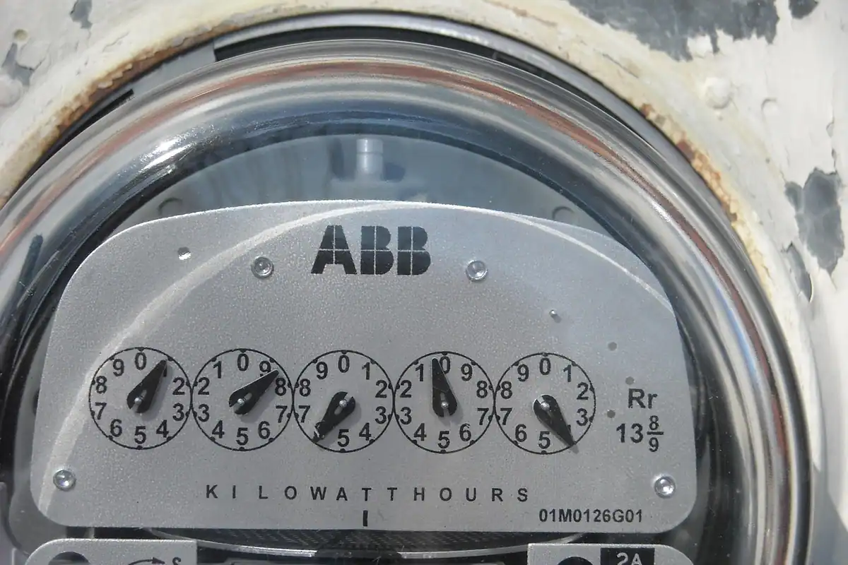 Cadran al unui contor de energie electrică montat pe peretele casei, folosit la citirea facturii