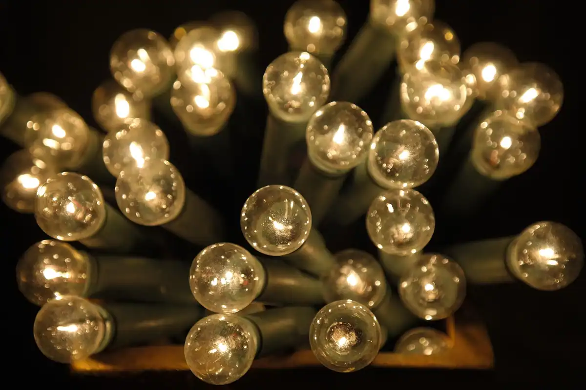 Bec LED cu lumină caldă, aprins, pentru alegerea becurilor după lumeni