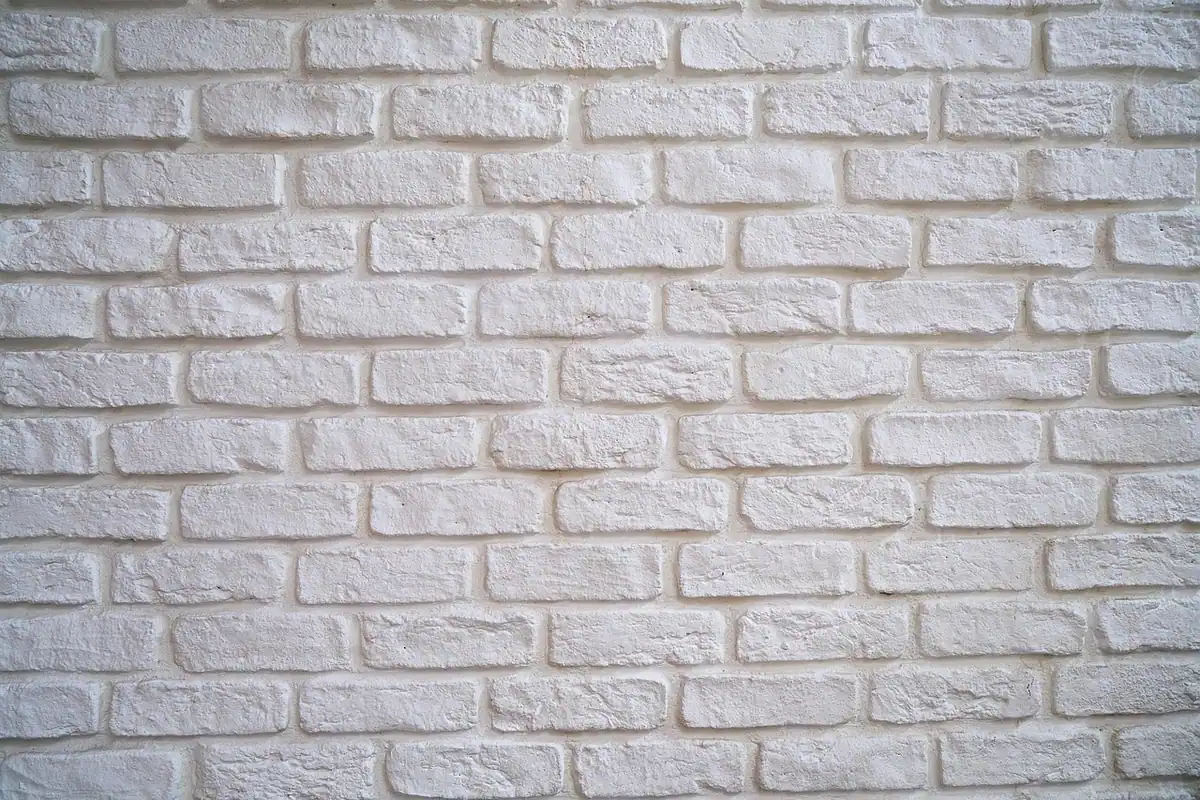 Detaliu de zid din cărămidă în construcție, pereți exteriori care urmează să fie izolați