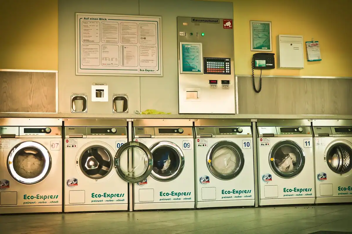 Tamburul unei mașini de spălat cu rufe și detergent, programe eficiente pentru spălare