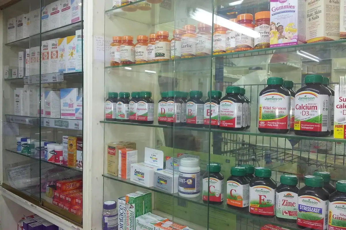 Rafturi de farmacie cu cutii de medicamente, loc unde se predau medicamentele expirate