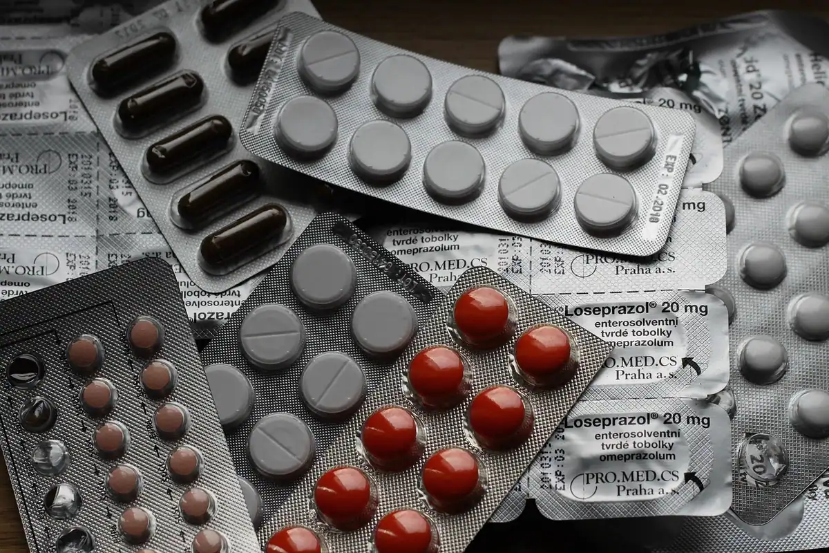 Plăcuțe cu pastile folosite, aruncate, medicamente expirate care se predau corect