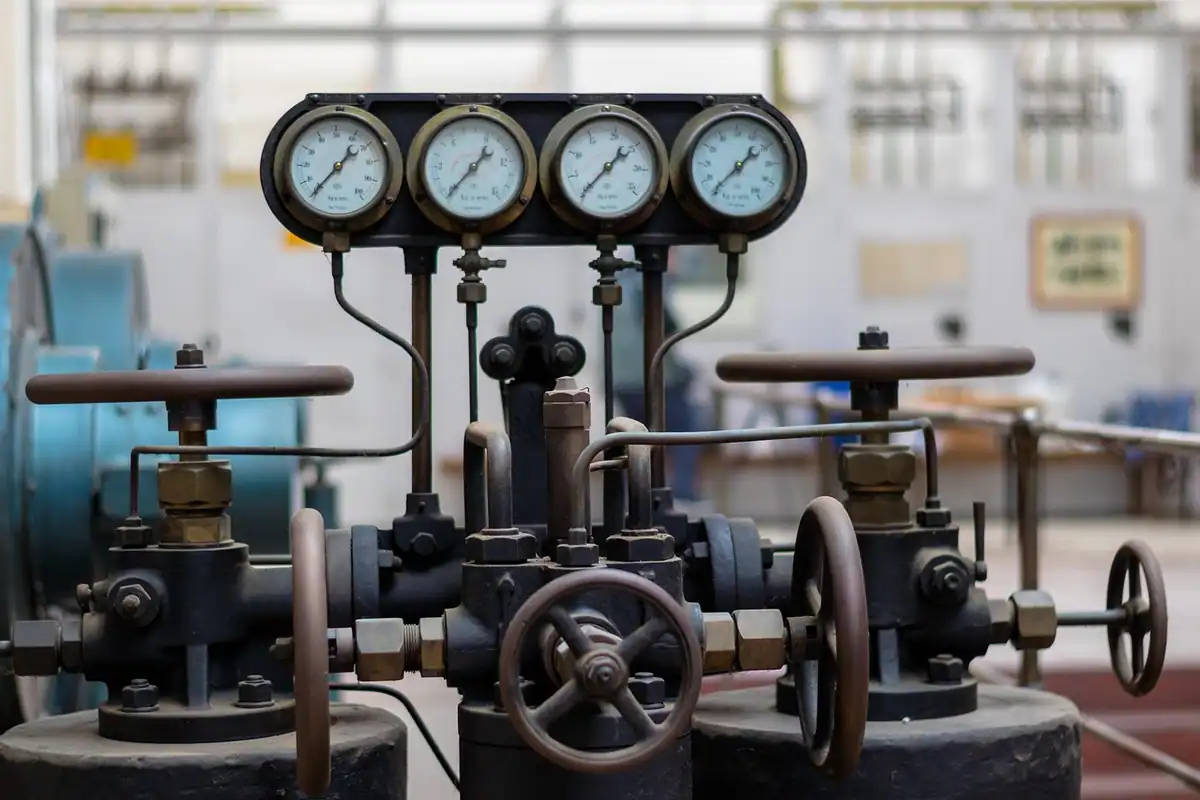Vană și manometru pe o conductă industrială de gaz, infrastructură legată de emisiile de metan