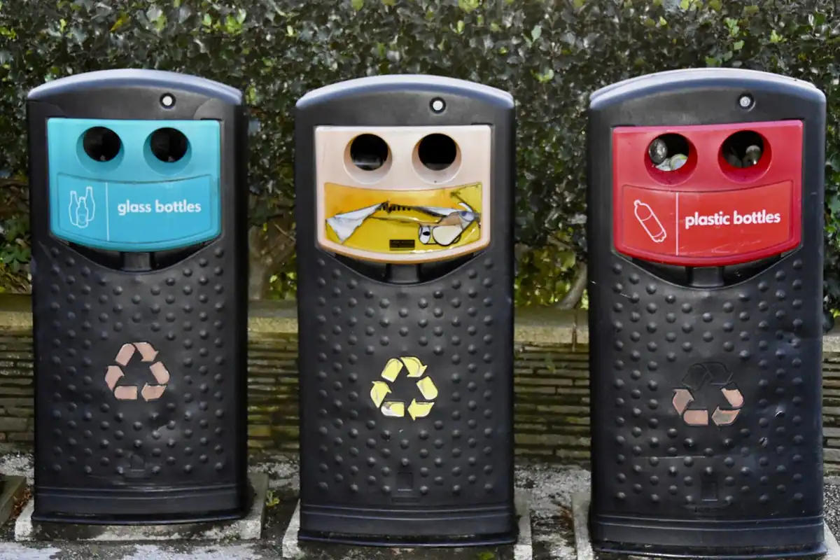 Sticle de sticlă în containerul de reciclare de pe stradă, mituri despre reciclare
