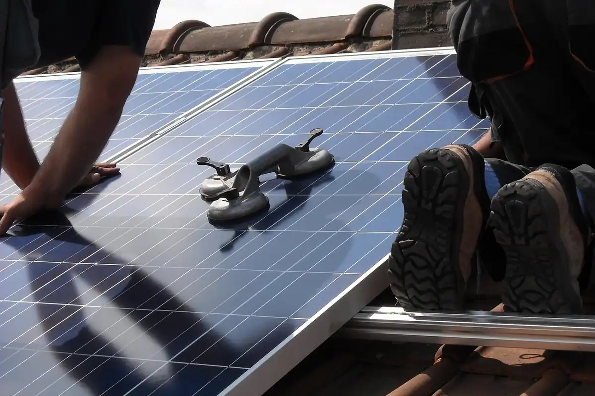 Șine de montaj și panouri solare instalate pe acoperiș, montaj pe diferite tipuri de acoperiș