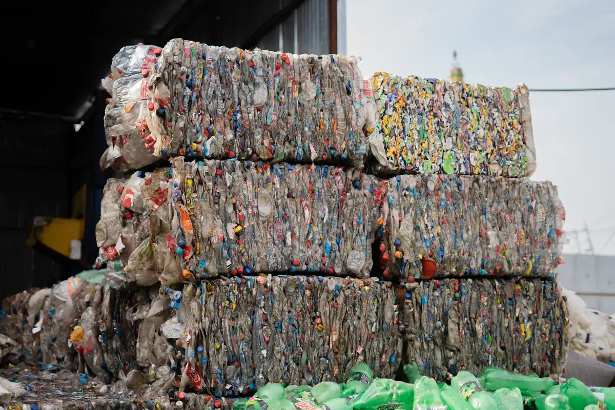 Baloți de sticle de plastic presate într-un centru de reciclare, gata de procesare