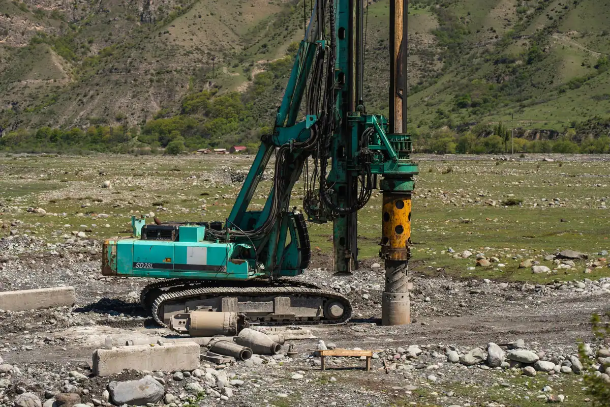 Utilaj greu de foraj care sapă un puț pentru sonde geotermale