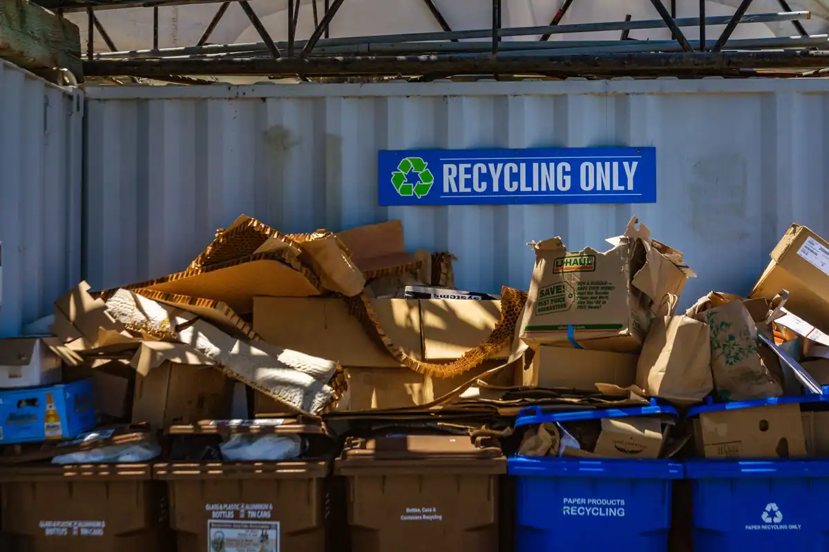 Ambalaje de carton și hârtie adunate într-un spațiu de reciclare