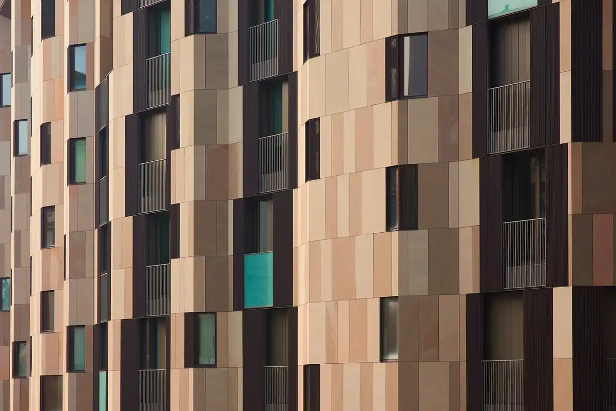 Cutii de depozitare pe balconul unui apartament, spațiu pentru sortarea deșeurilor