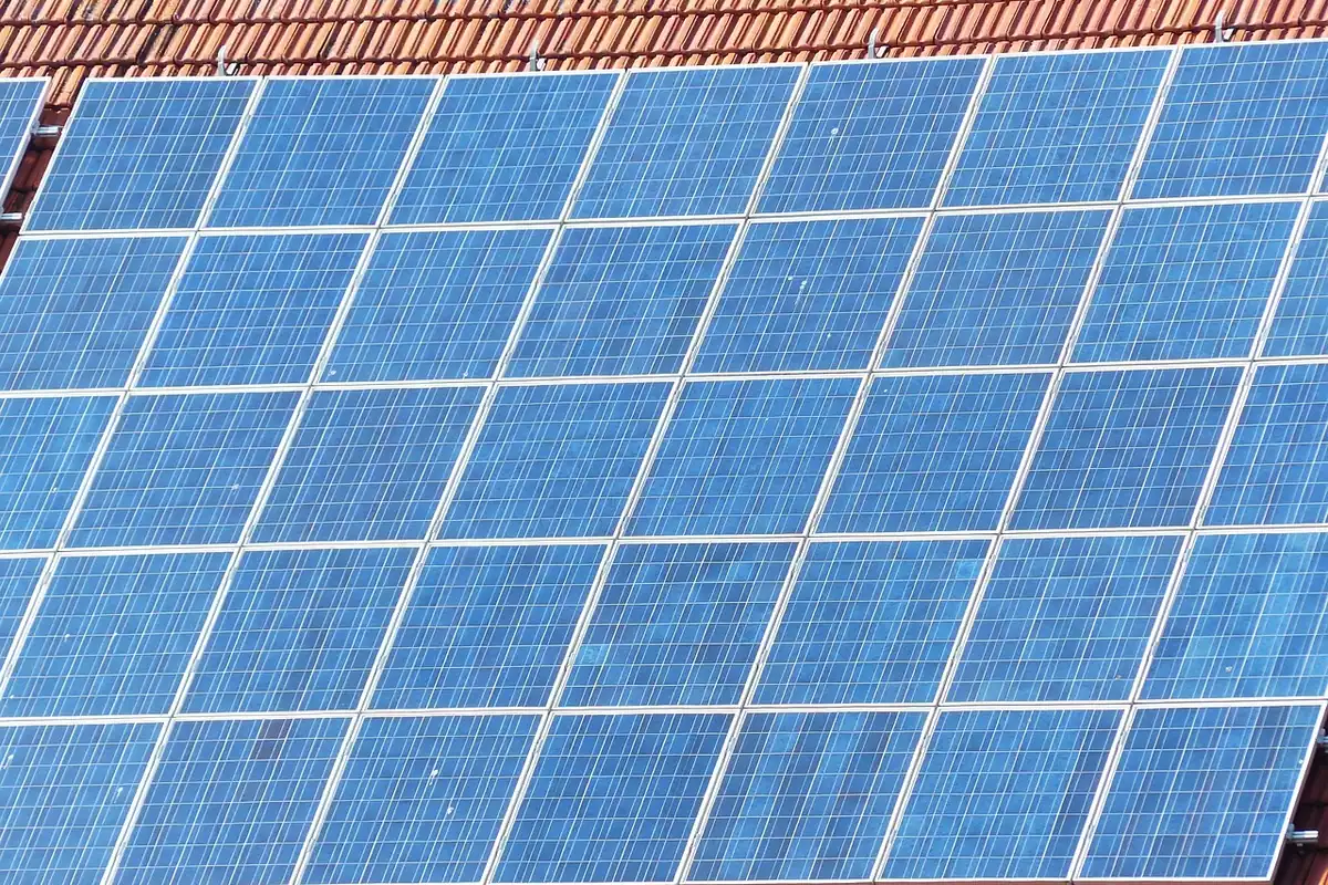 Celule fotovoltaice din siliciu văzute de aproape pe un panou solar, tipuri de celule