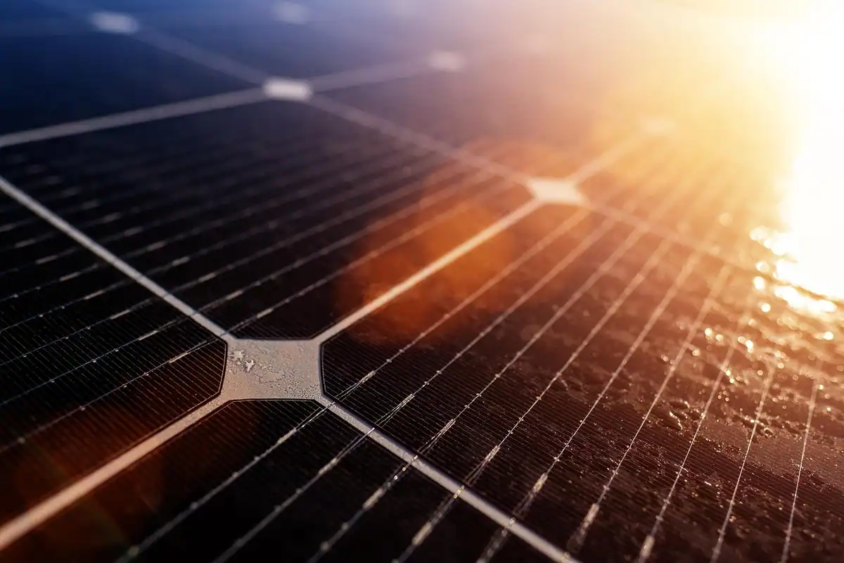 Linie de producție a panourilor fotovoltaice dintr-o fabrică, asamblarea celulelor solare
