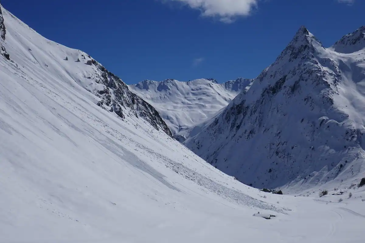 Vârfuri alpine acoperite cu zăpadă și gheață albastră, ghețari afectați de încălzirea globală