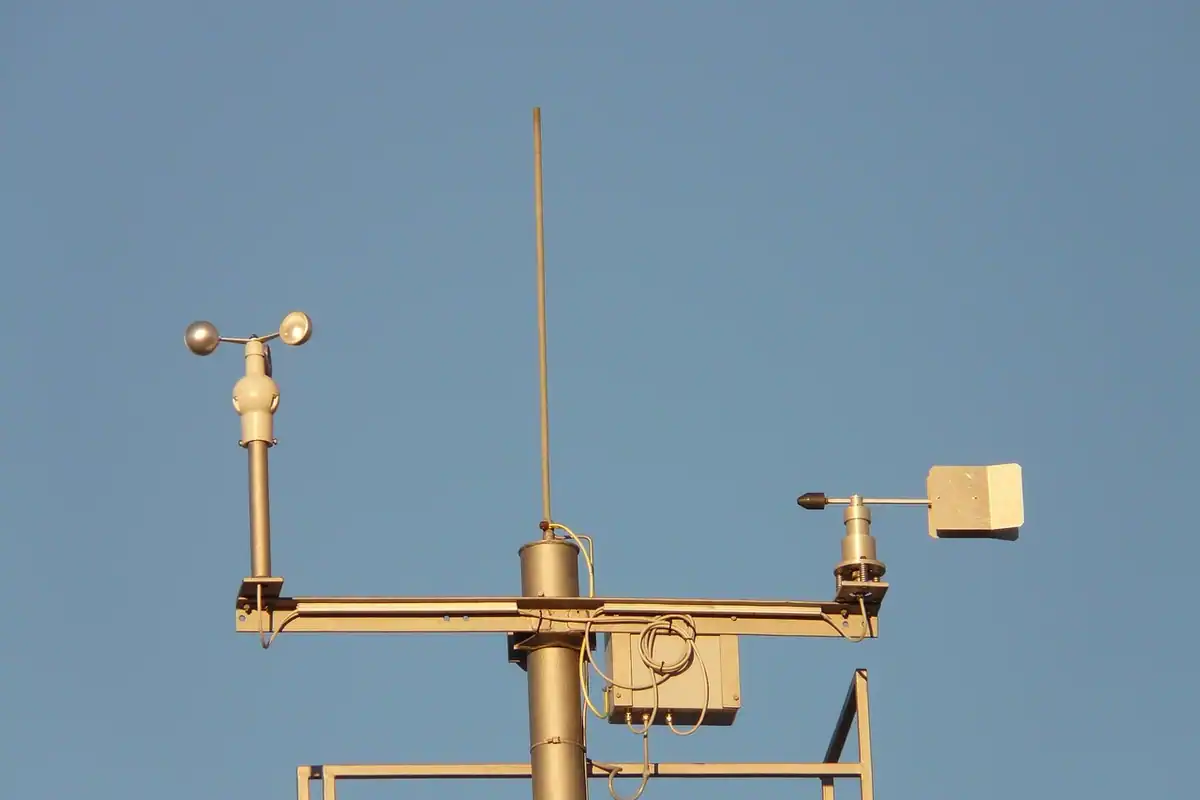 Anemometru montat pe un stâlp, pentru măsurarea vitezei vântului înainte de a instala o turbină