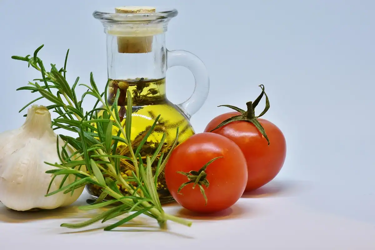 Ulei alimentar uzat într-un borcan de sticlă, care nu se toarnă în canalizare